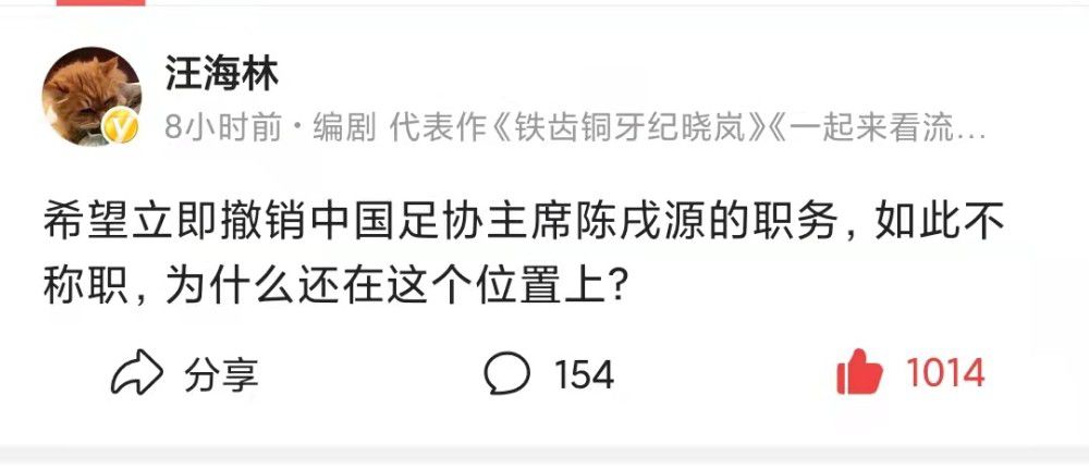 【比赛关键事件】第23分钟，奥格斯堡后场长传反击，德米洛维奇扛开施洛特贝克后单刀破门，主裁判在查看视频回放后示意德米洛维奇没有犯规，进球有效，多特0-1落后奥格斯堡。